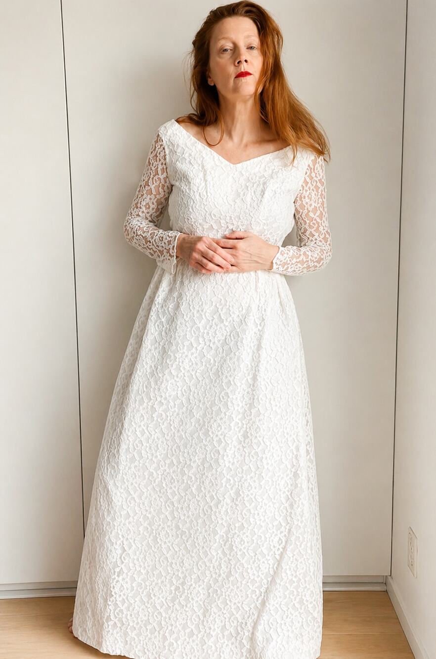 Vintage Lace White Wedding Gown Floor Length Size 4 long Sleeve Elegant Classic